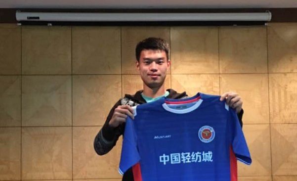 此前有多家意媒称罗马、米兰有意租借查洛巴，但根据FIFA新规，切尔西已无法外租球员。